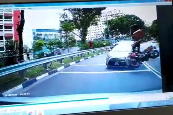 Idiot driver crossed divider caused food panda delivery rider and 7 year old girl injuries
