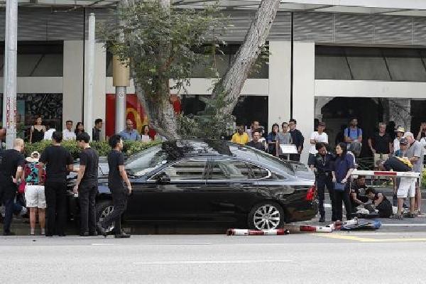 Car mounts kerb in Raffles City, 3 pedestrians injured