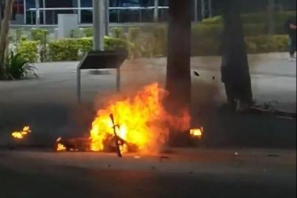 E-scooter bursts into flames, small explosions heard