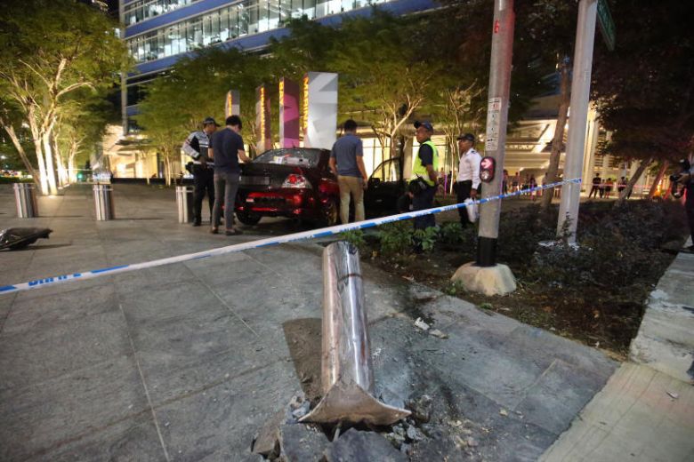 Man arrested after his car crashed into Marina Bay bollard, 4 people injured