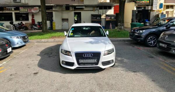 Audi driver treats carpark as his own, blocks 4 other cars