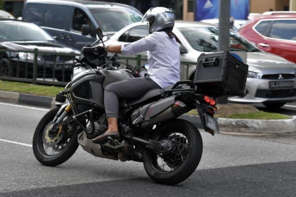 Driver purposely brakes suddenly to make biker fall, then he ran off