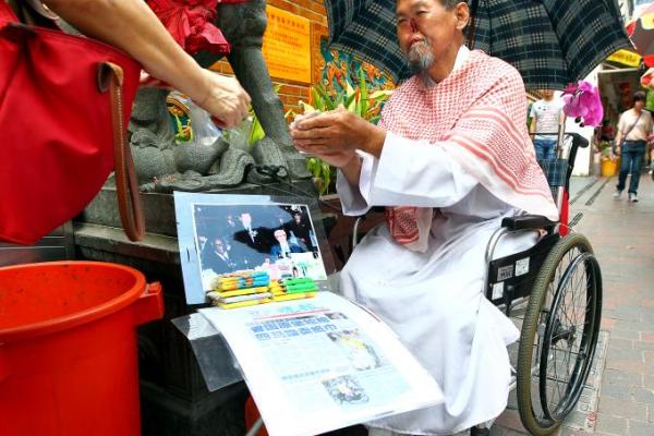 Parrot Man at it again, arrested for hurting 2 police officers