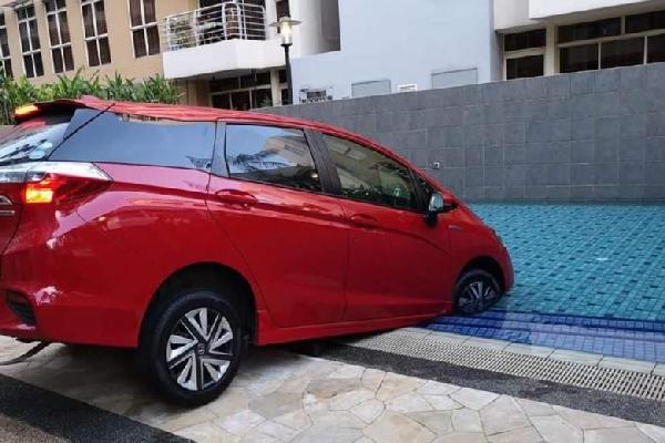 PHV car went for a swim at Geylang condo swimming pool