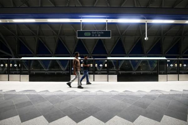 SMRT staff injured on track during maintenance works, causes delay on EW Line