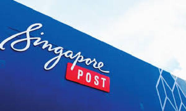 SingPost postman having lunch on his bike evokes sympathy