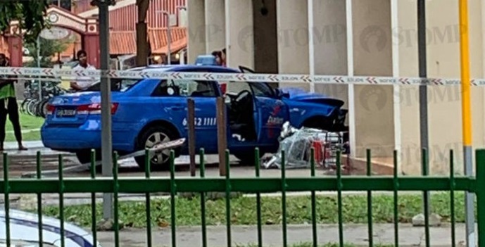 Taxi bang into another taxi in TPY, one ended up at foot of HDB block