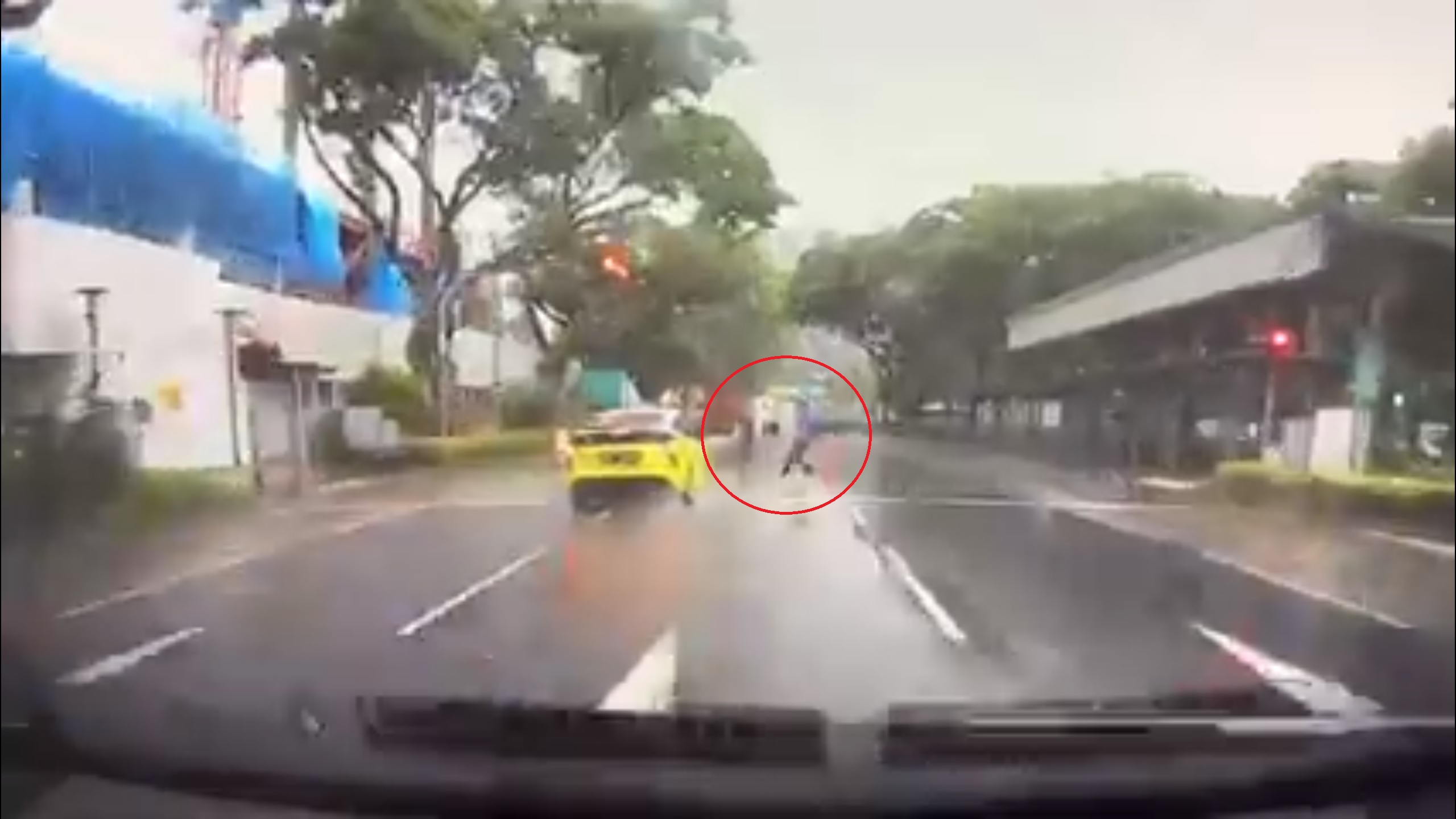 Taxi Beats Red Light & Knocks Down a Pedestrian at Penang Road